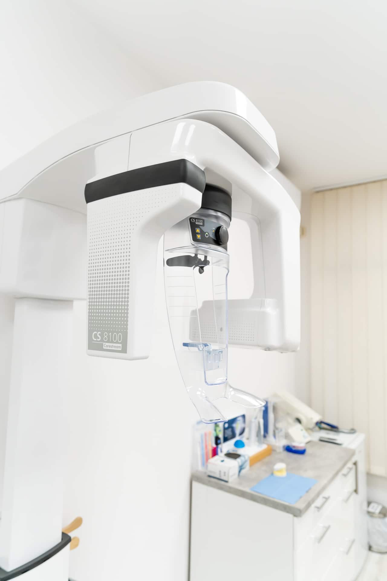 Lekarka podczas diagnostyki stomatologicznej