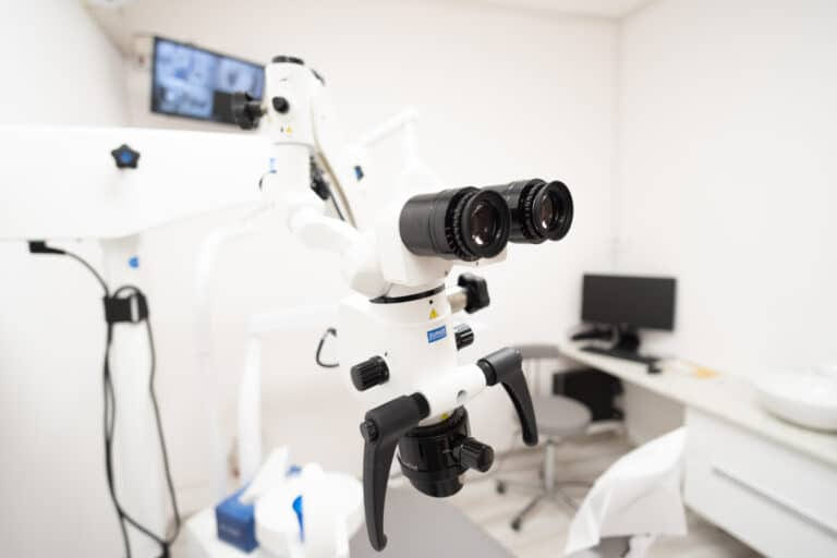 Mikroskop stomatologiczny z optyką zabiegową