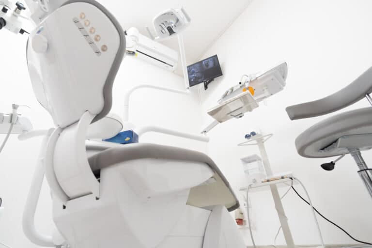 Fotel stomatologiczny z wyposażeniem diagnostycznym