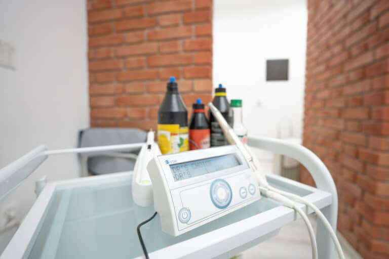 Urządzenie do zabiegów stomatologicznych na wózku